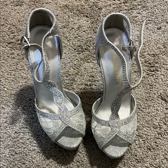Elegant Silver Lace Platform Heels - Picture 3 of 4
